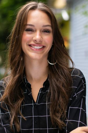 Modelo com cabelo longo estilizado com shampoo seco