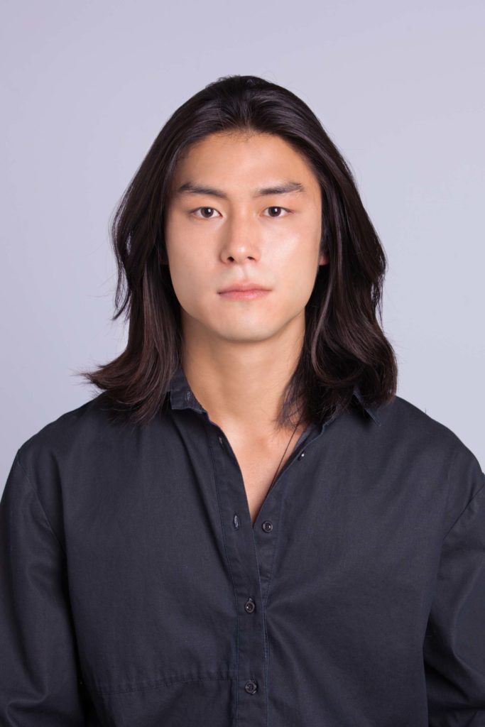 Modelo mostra como fazer cabelo masculino com ondas: