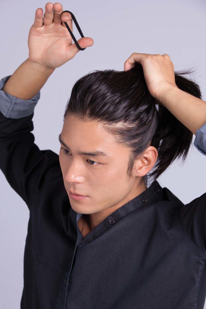 Modelo faz um rabo e ensina como fazer cabelo masculino com ondas: