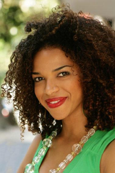 modelo com cabelo crespo: como fazer cachos em cabelos crespos