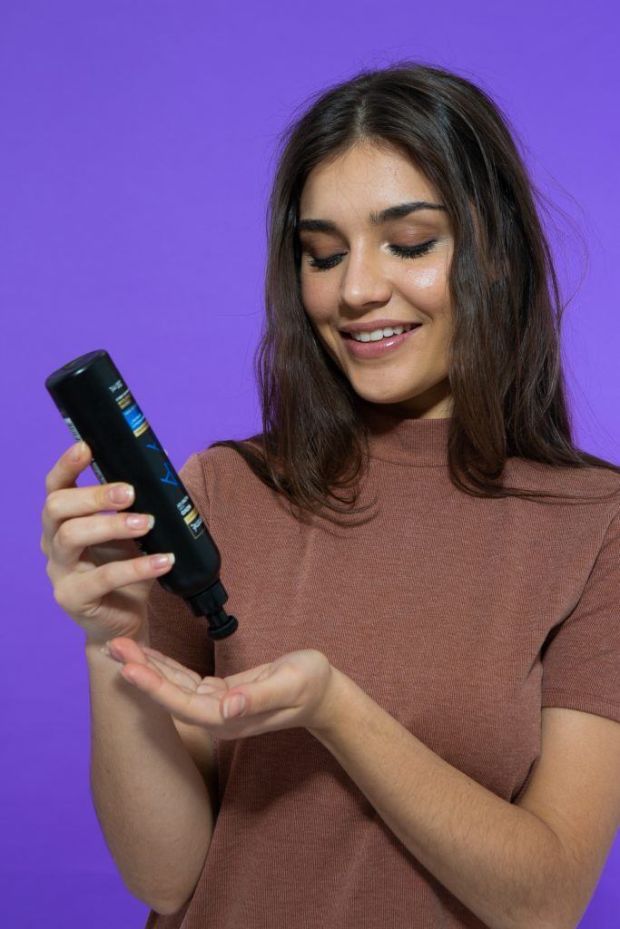 Modelo para tutorial de como fazer coque com lenço