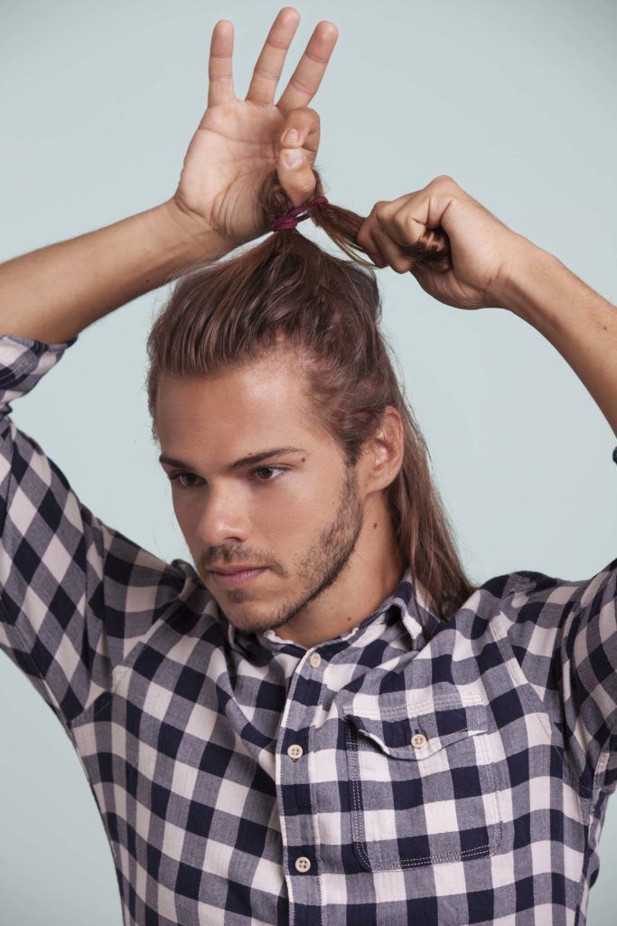 Modelo faz o segundo passo de como fazer coque masculino