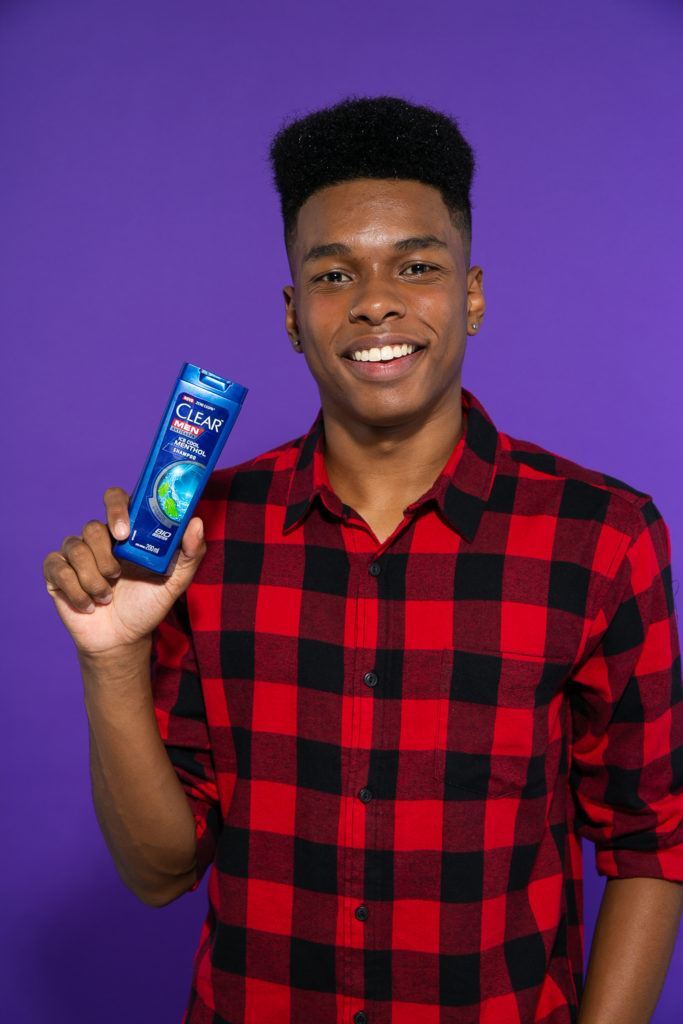 Demonstração de shampoo masculino para cabelo crespo