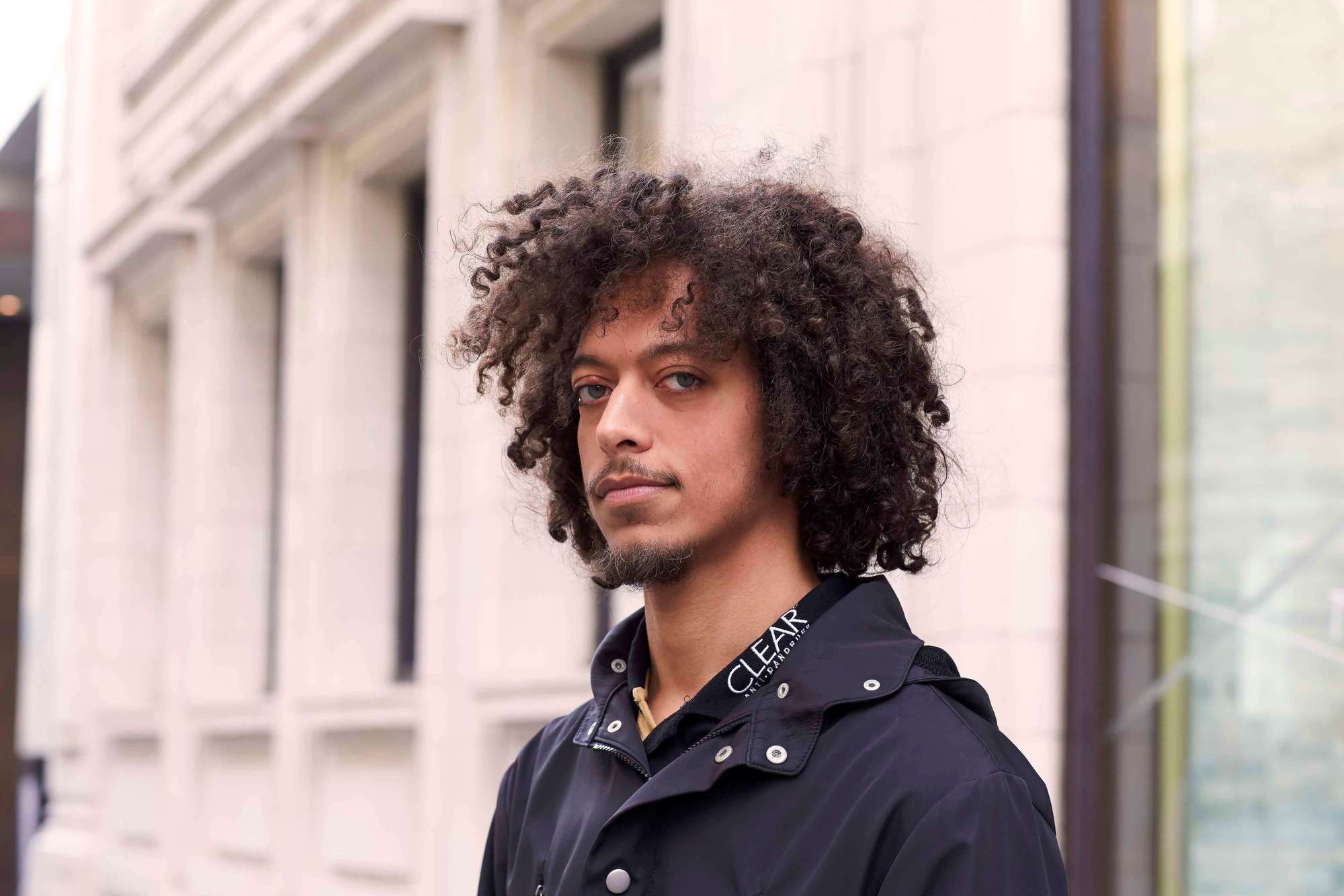 modelo com cabelo crespo ilustrando a matéria sobre como fazer o cabelo crespo masculino crescer