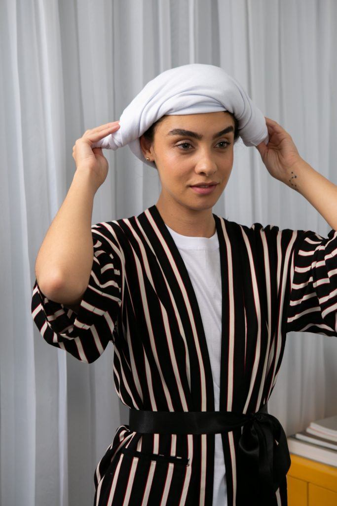 modelo cria um turbante com uma camiseta de algodão.