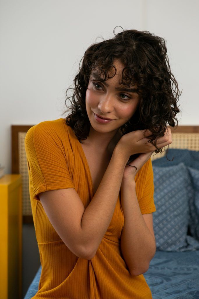 modelo de cabelo cacheado após a técnica plopping