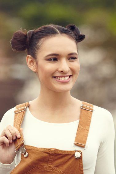 Modelo usa space bun, também conhecido como duplo coque