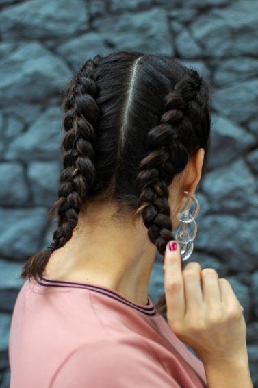 modelo exibindo sua trança boxer para cabelo curto.
