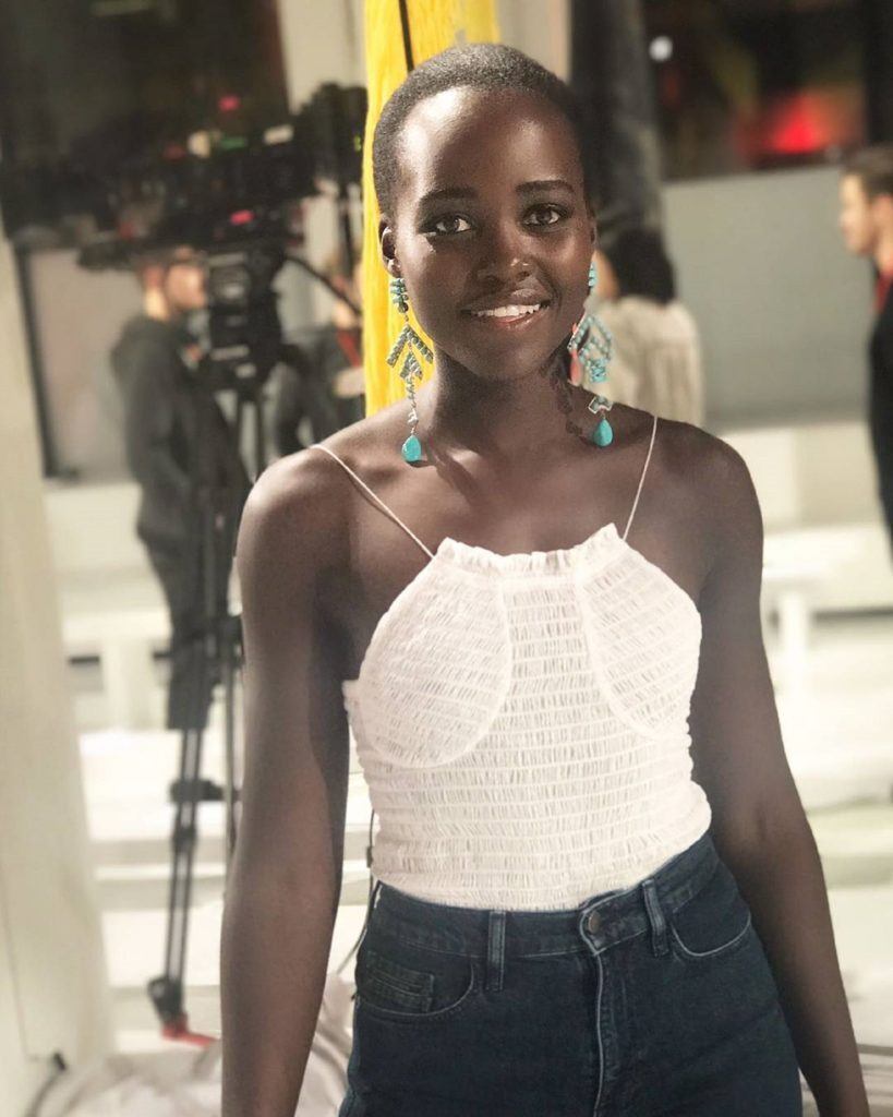 foto da atriz lupita nyongo com o cabelo raspado