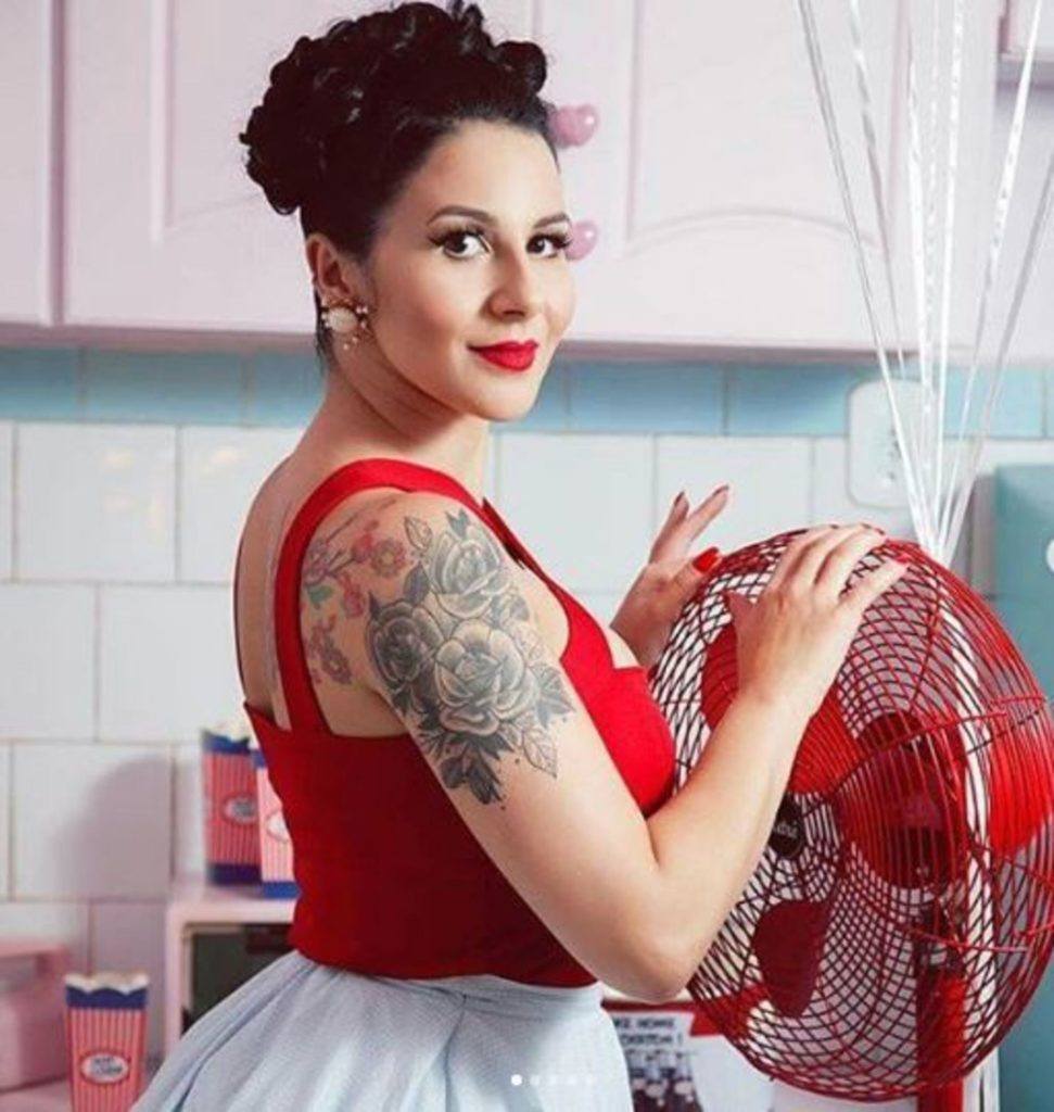 modelo de cabelo de pin-up no Instagram