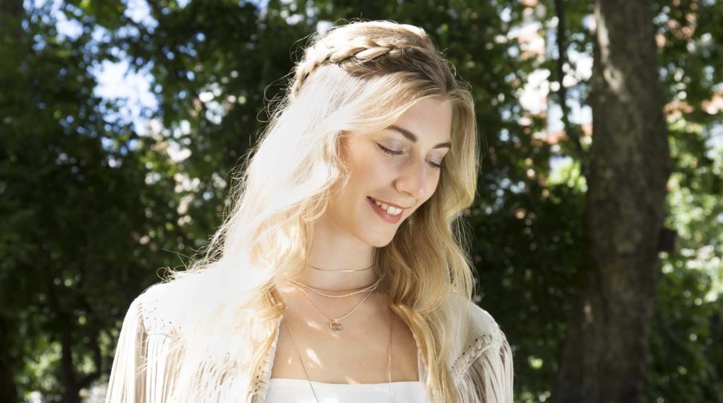 modelo de Cabelo semipreso com trança