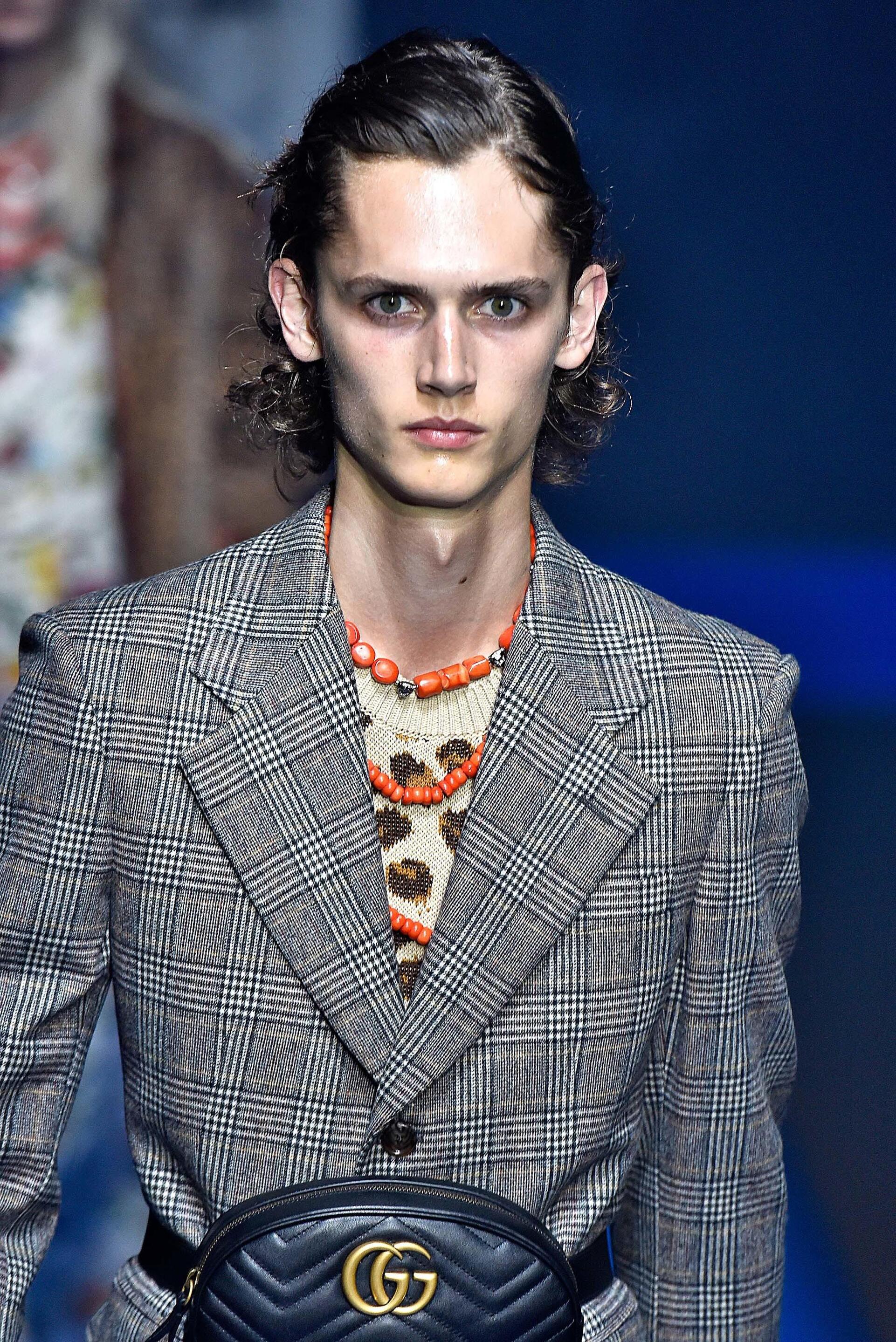 modelo usando um dos cabelos masculinos 2018