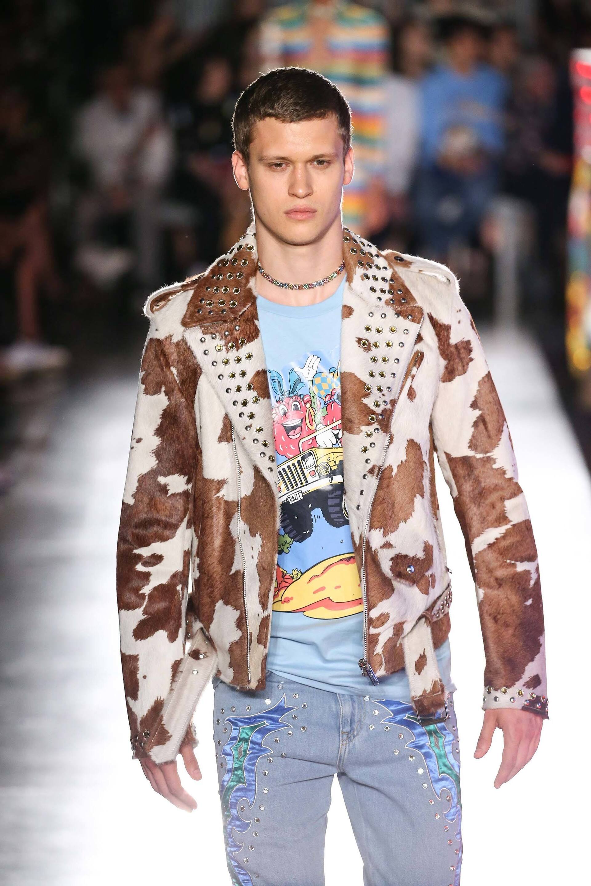 modelo usando um dos cabelos masculinos 2018