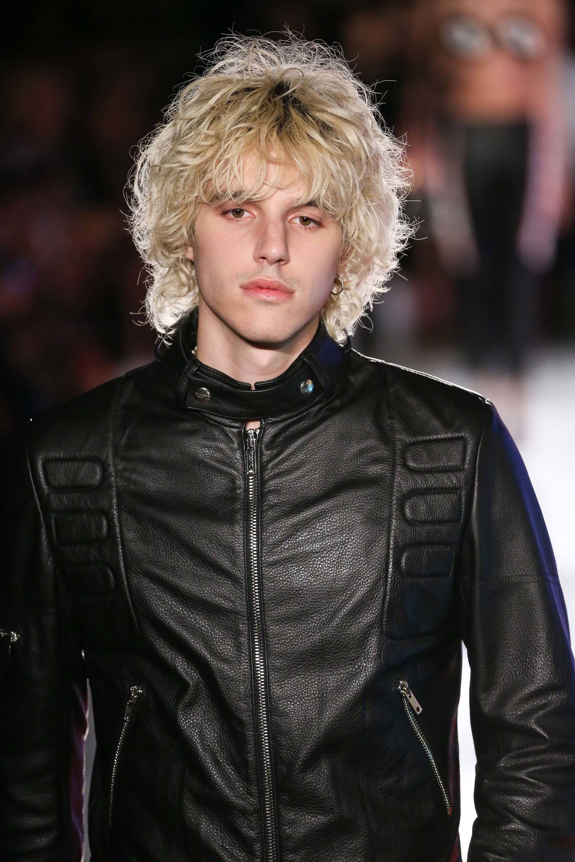 modelo usando um dos cabelos masculinos 2018