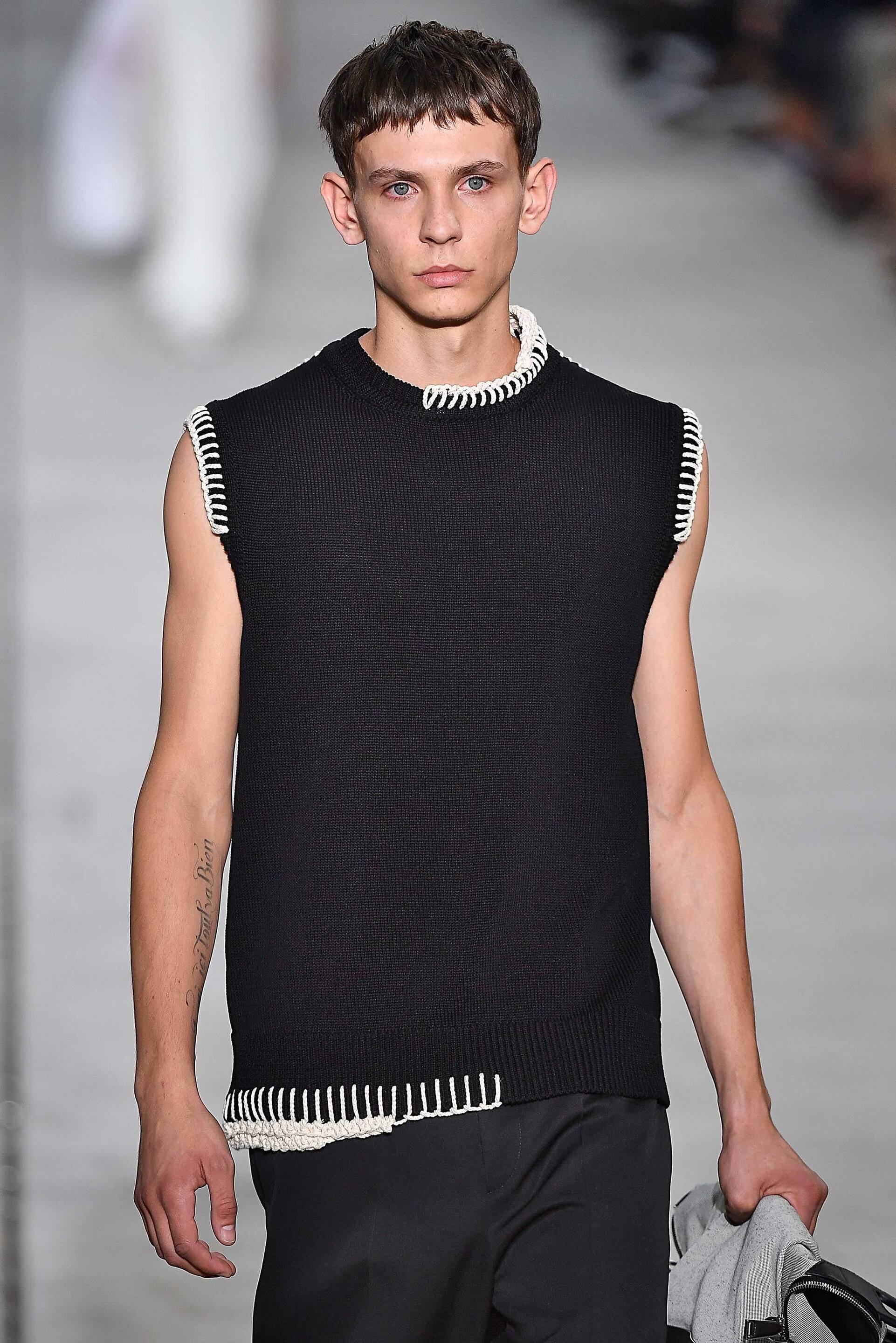 modelo usando um dos cabelos masculinos 2018
