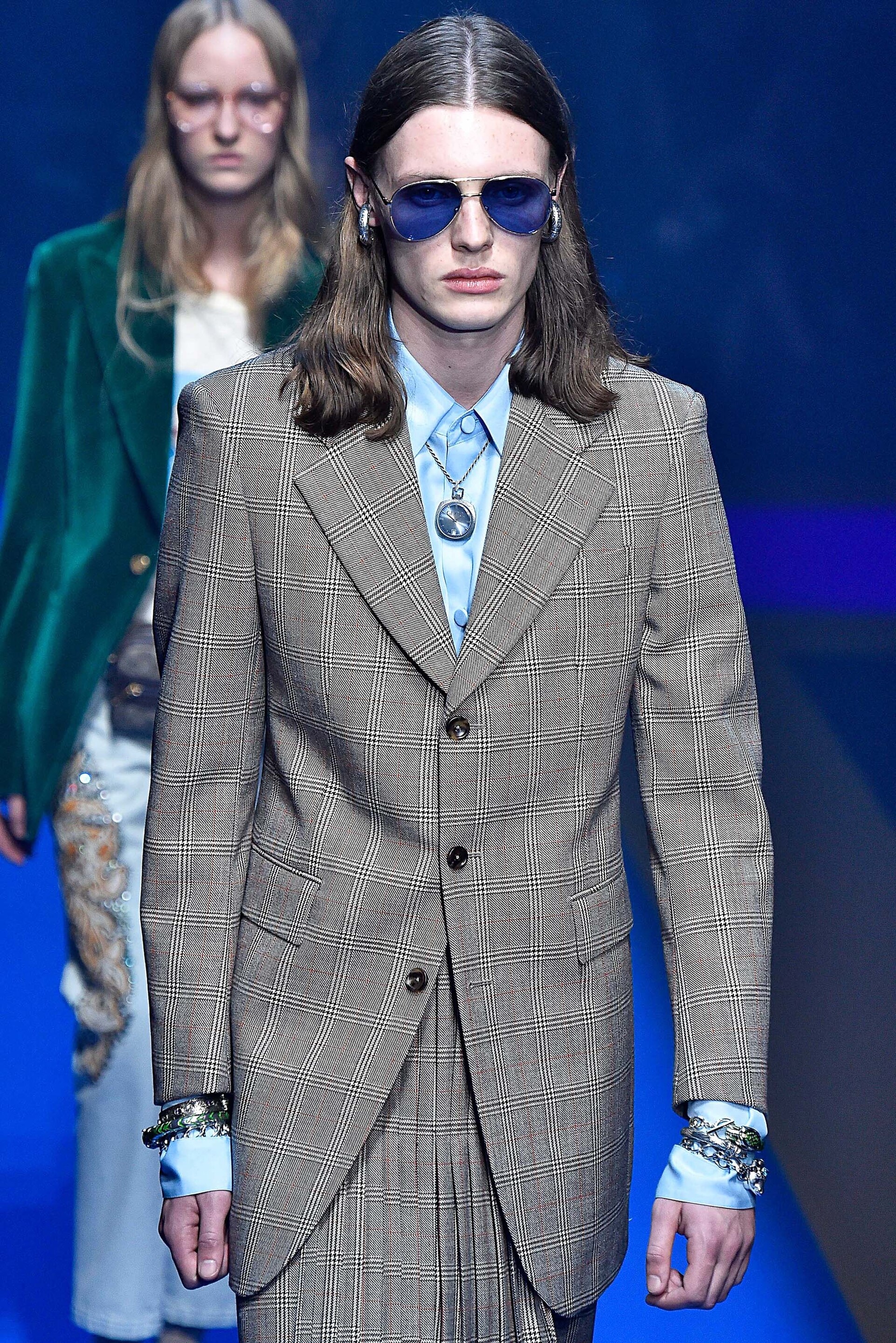 modelo usando um dos cabelos masculinos 2018