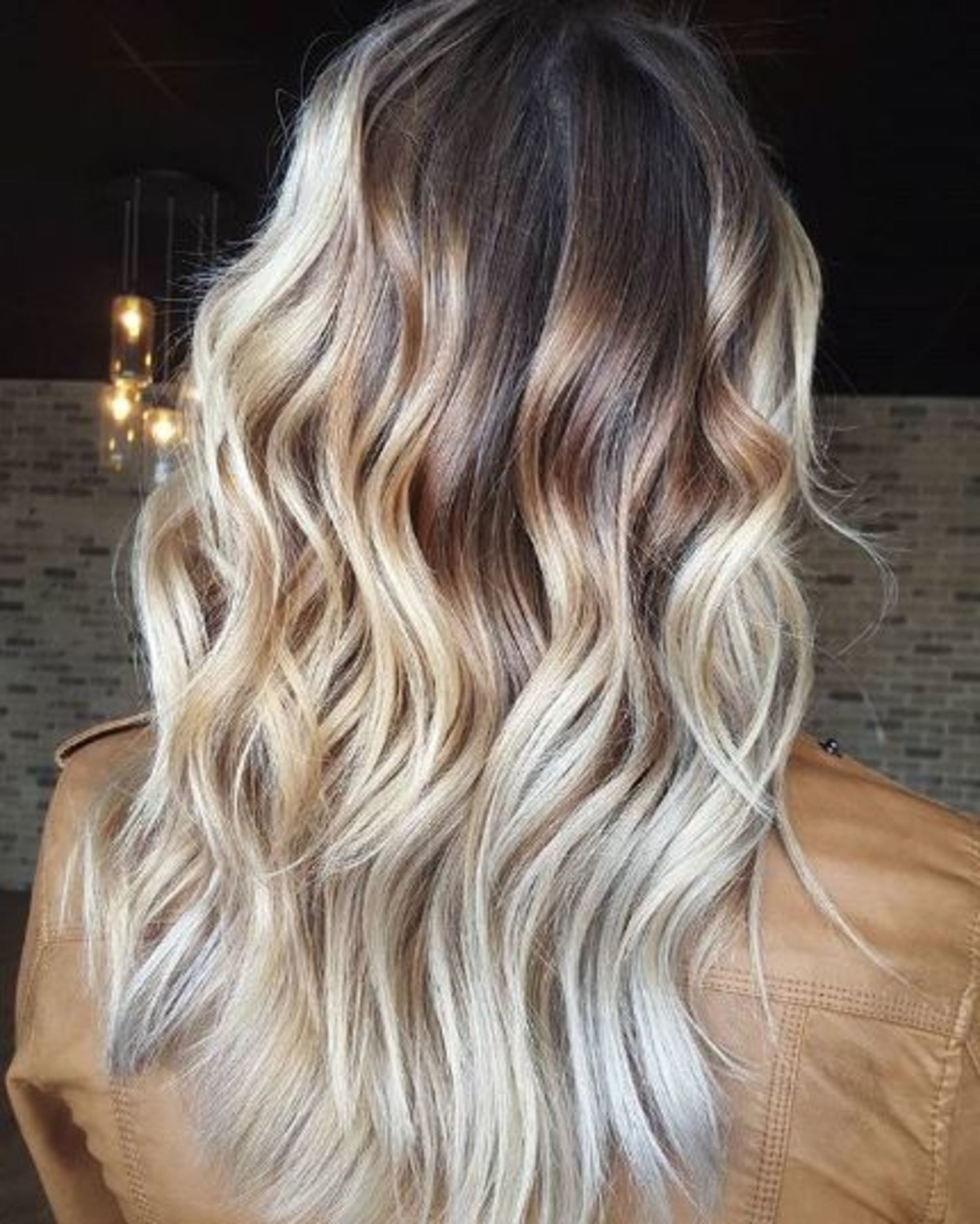 Mechas repaginadas: conheça a coloração milk shake de baunilha