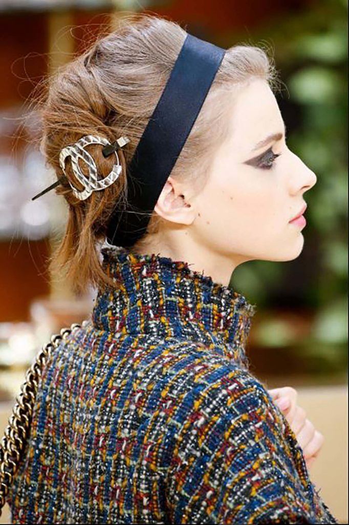 modelo de coque de cabelo retrô