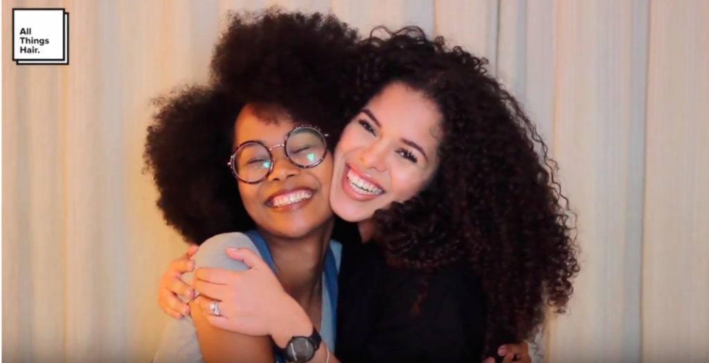 duas modelos ilustram a matéria sobre o Dia da Consciência Negra