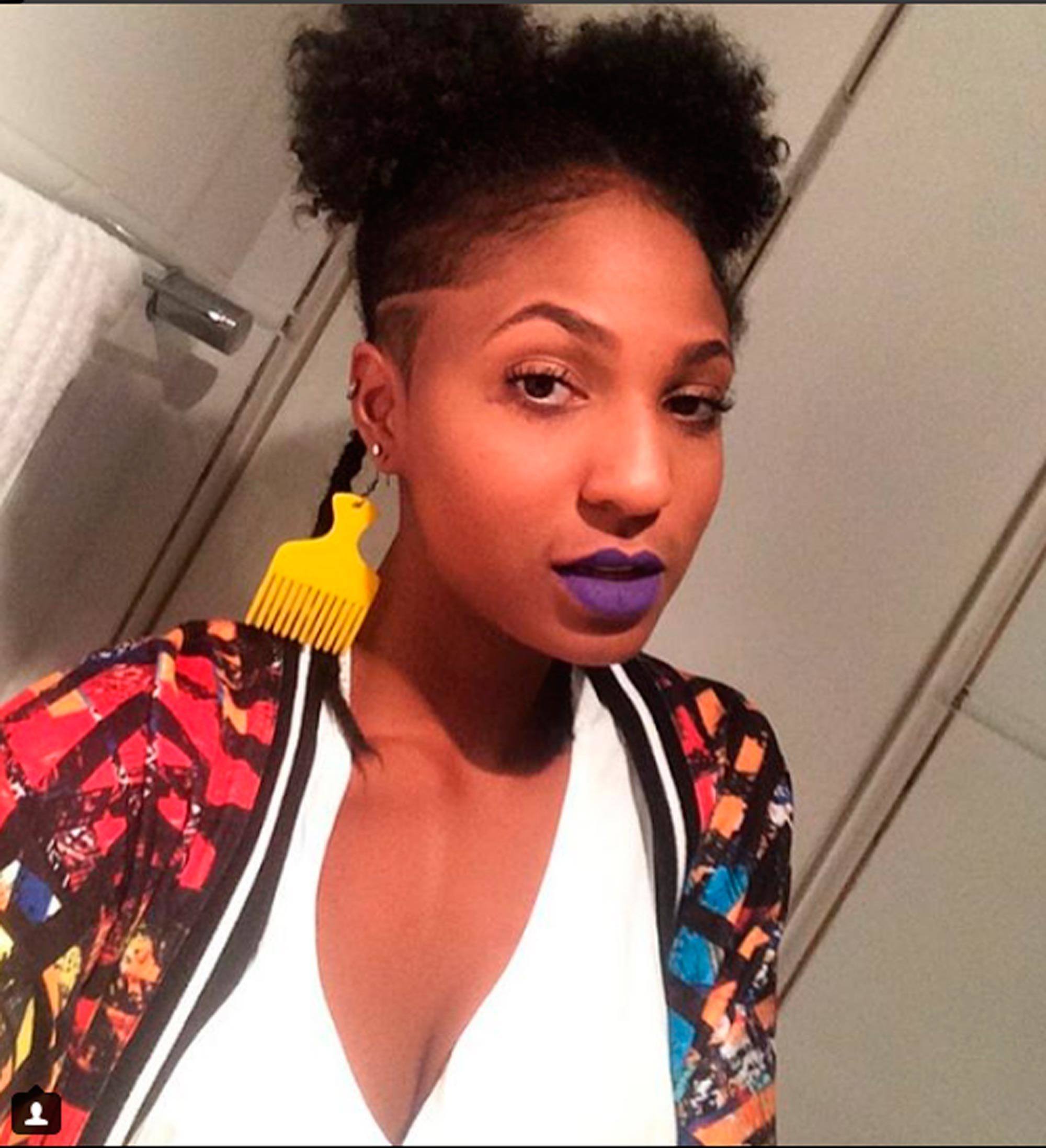 Domenica Dias com cabelo crespo