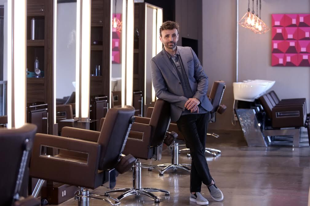 Homem com cabelo e barba castanho-claro