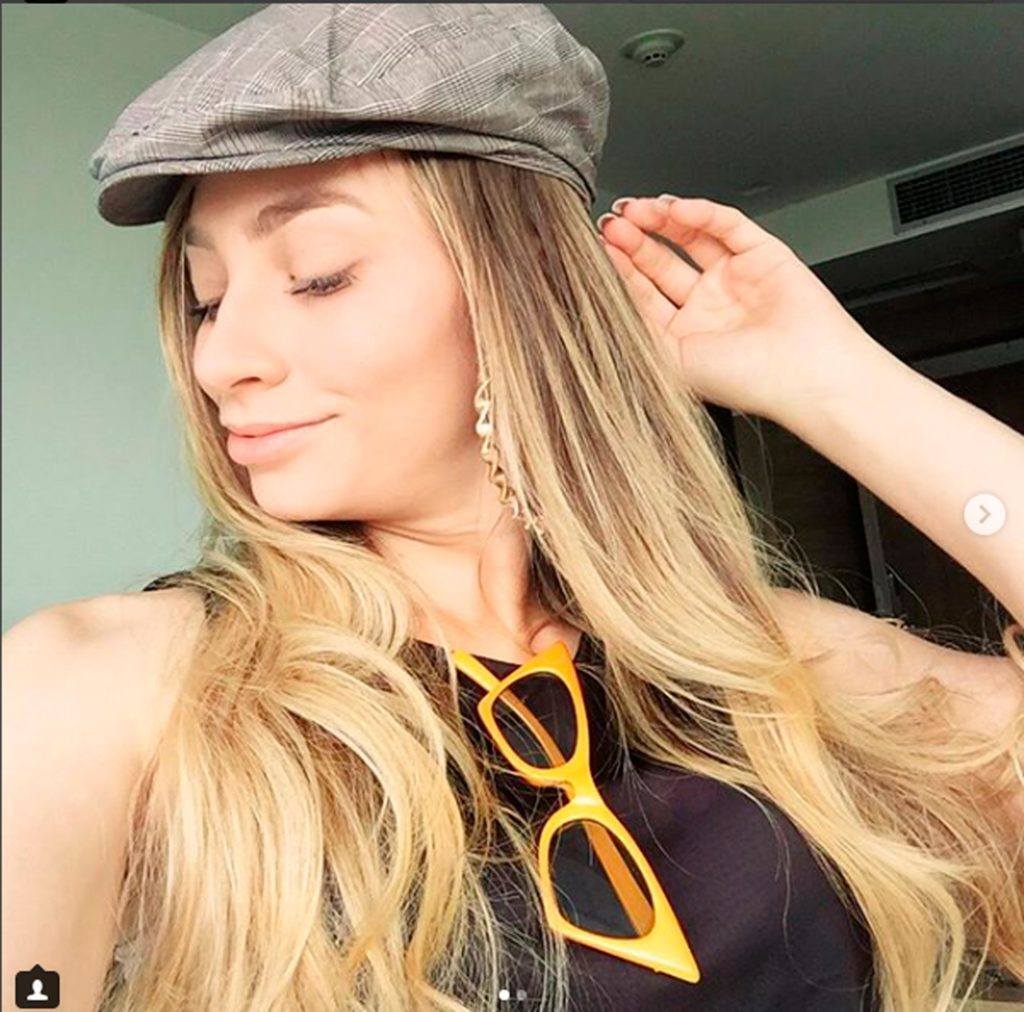 youtuber Luiza Gomes com cabelo superlongo e loiro