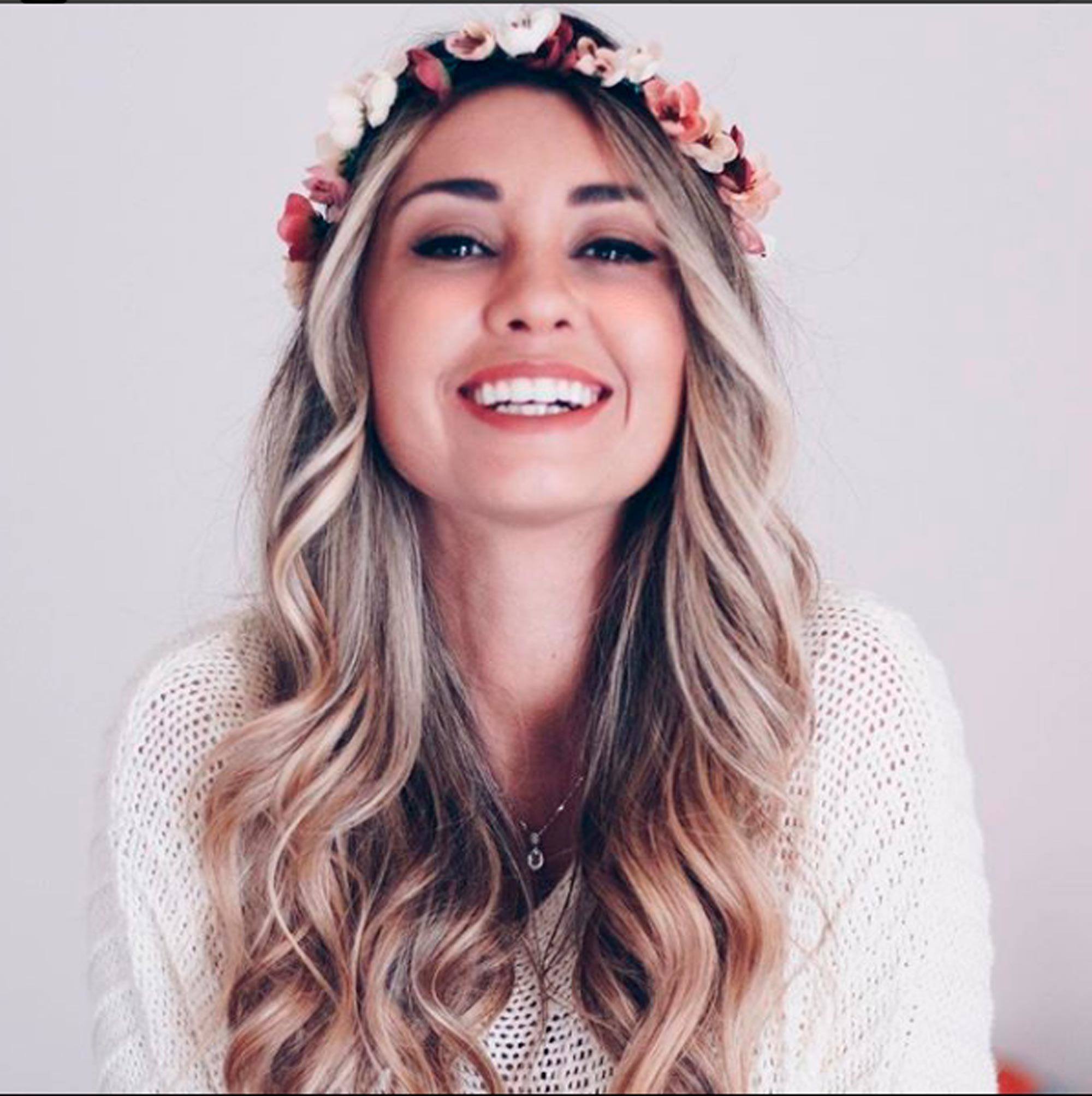 Luiza Gomes com cabelo médio loiro