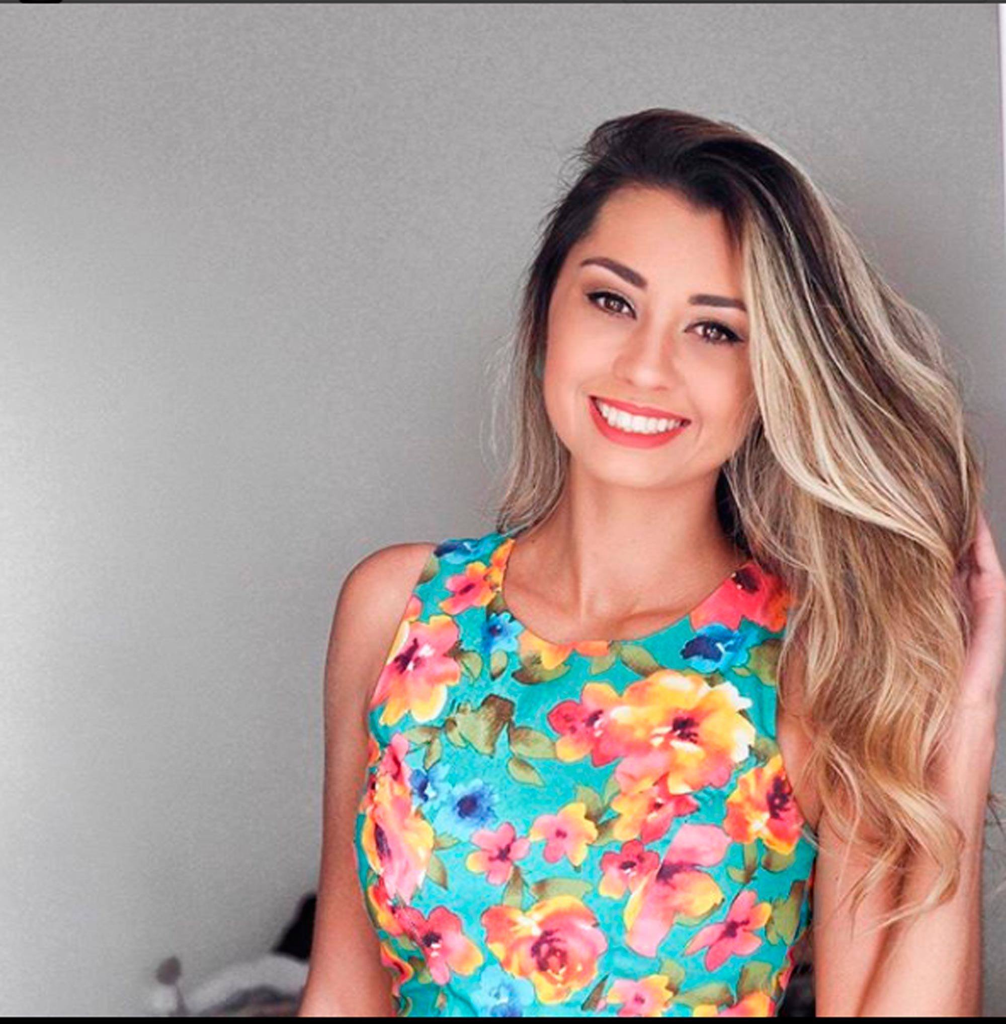 Luiza Gomes com cabelo médio loiro