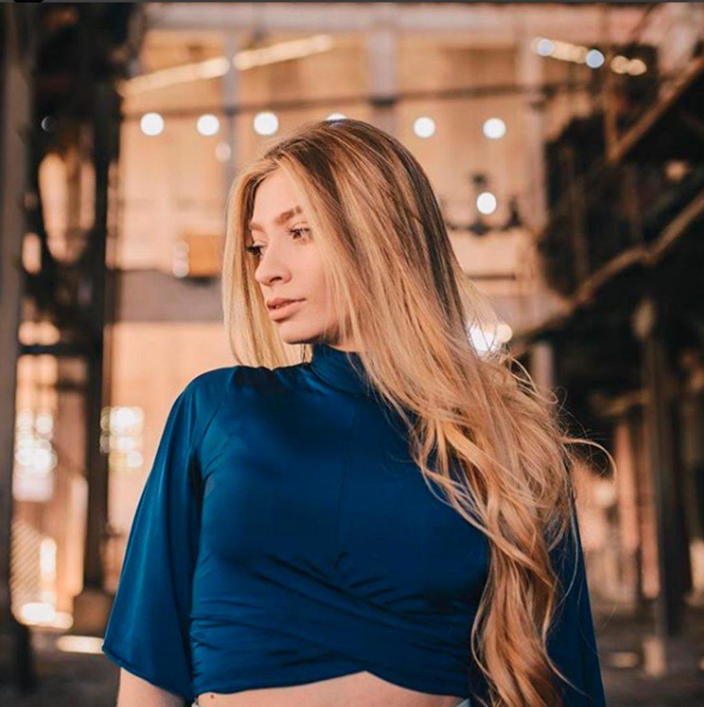 youtuber Luiza Gomes com cabelo superlongo e loiro