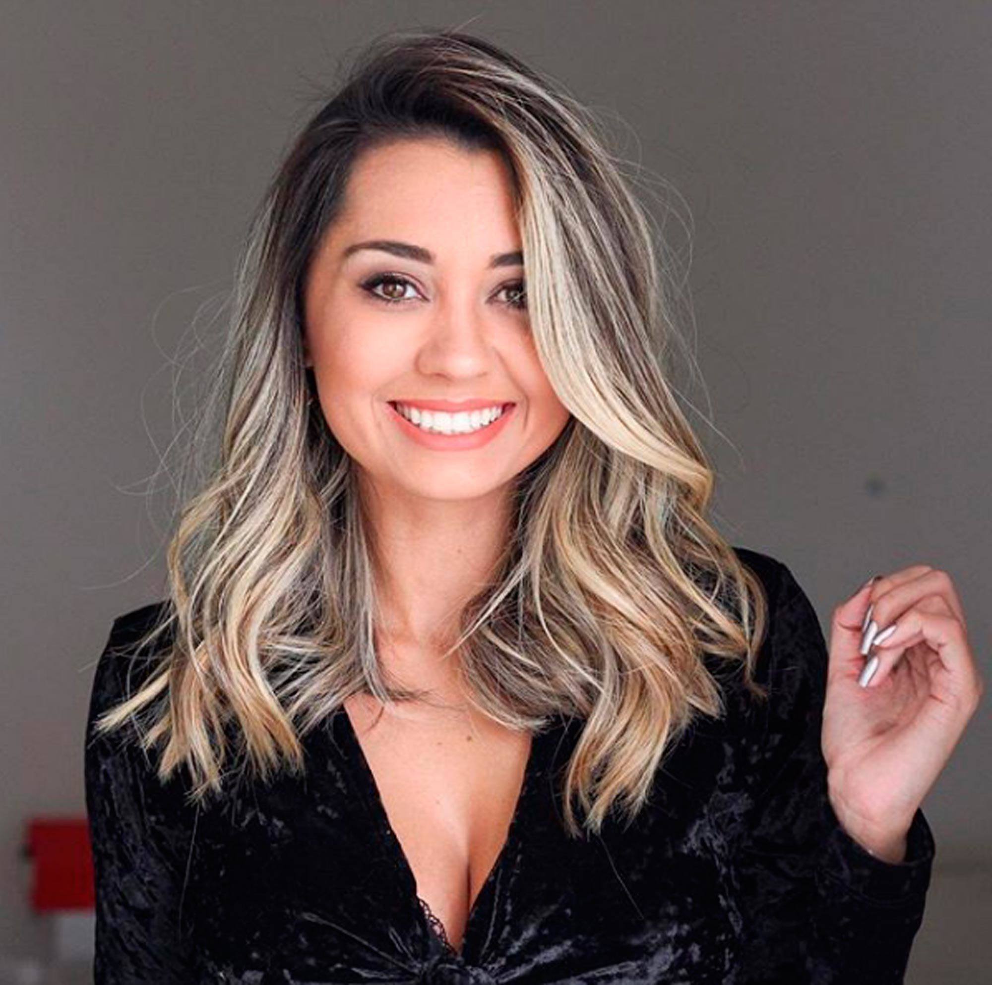 Luiza Gomes com cabelo médio loiro