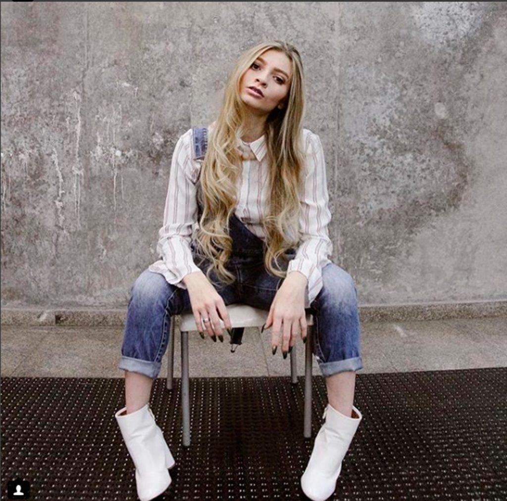 youtuber Luiza Gomes com cabelo superlongo e loiro