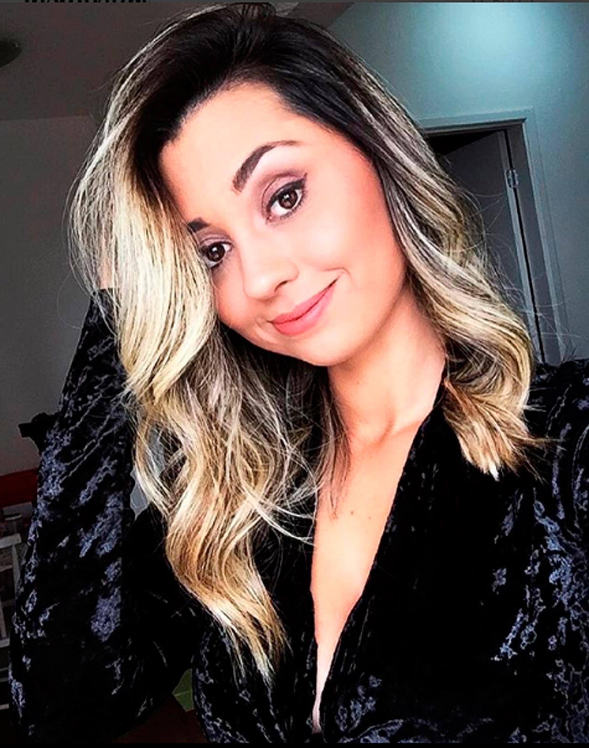 Luiza Gomes com cabelo médio loiro