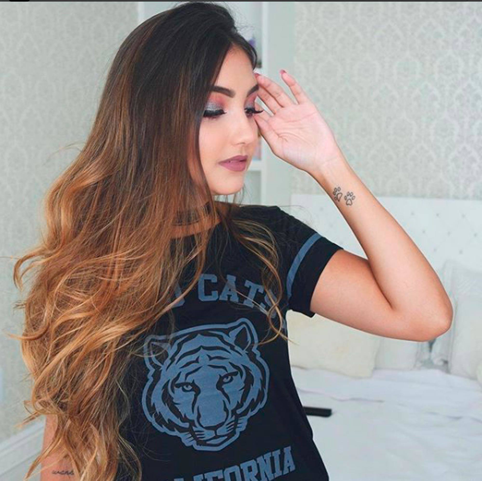 Luiza Villeroy com cabelo castanho e ombré loiro