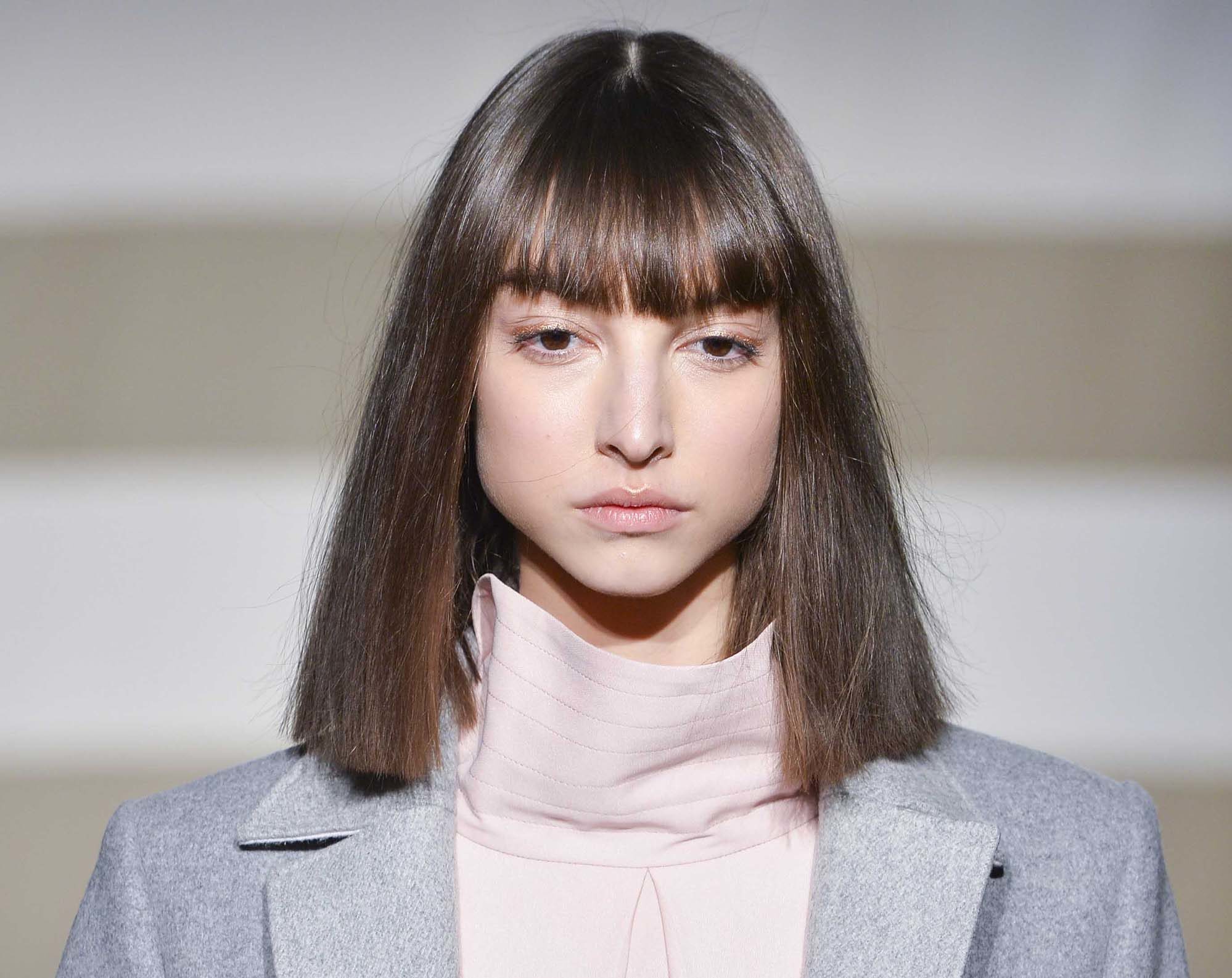 Cabelo liso com franja na altura dos ombros