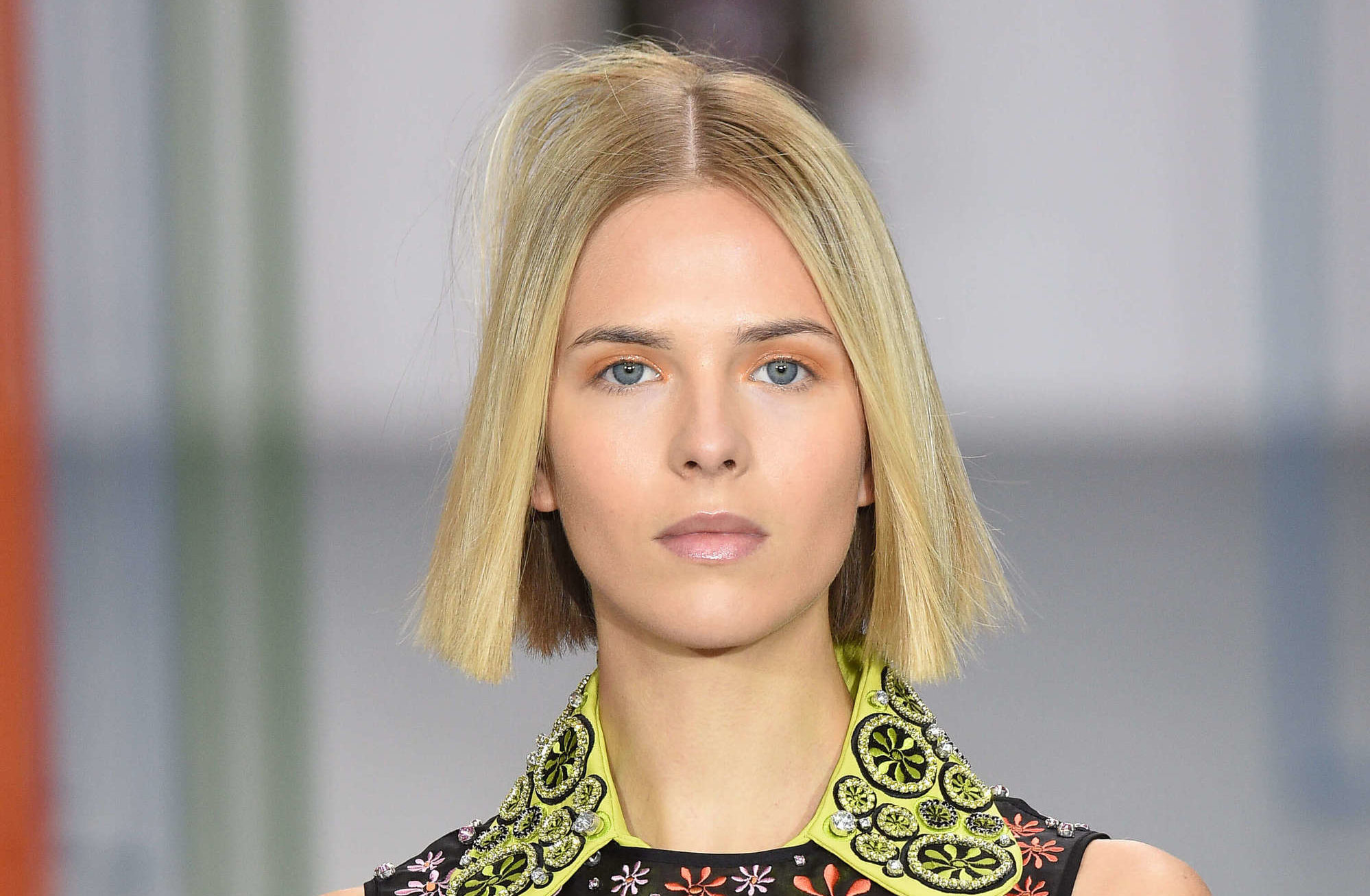 Cabelo liso loiro na altura das orelhas