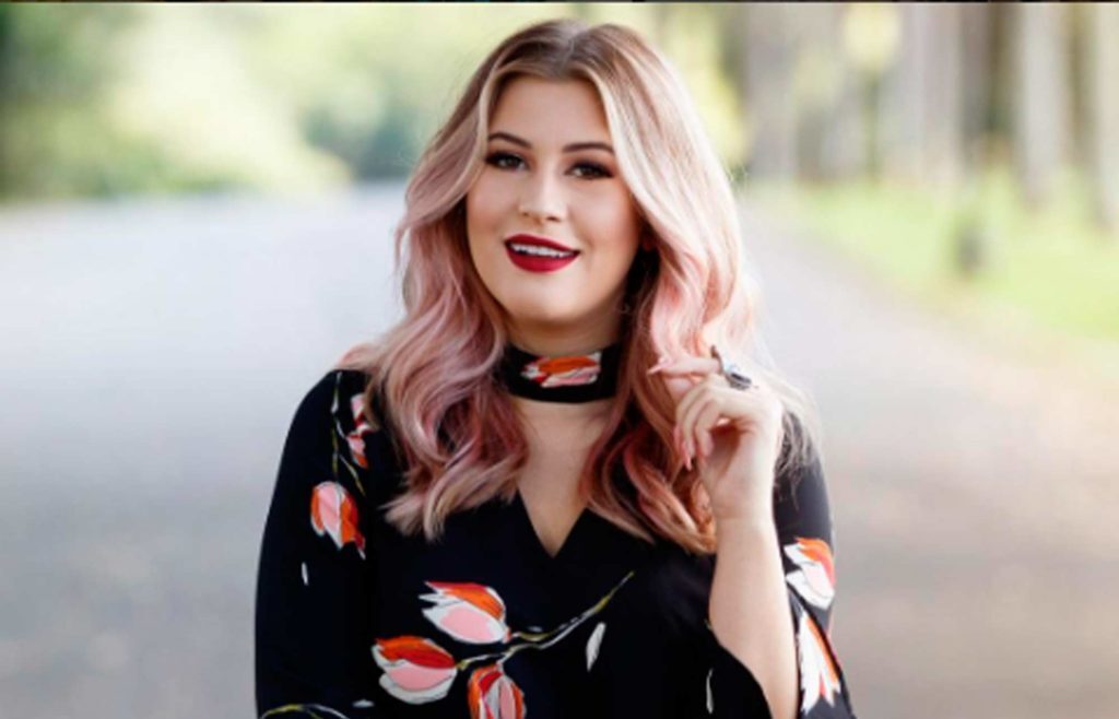 Niina Secrets com cabelo loiro e rosa