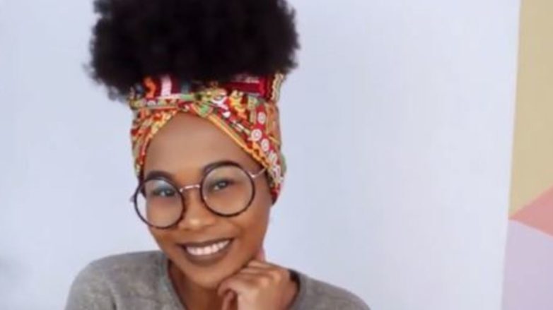 modelo de penteado com lenco para cabelo crespo
