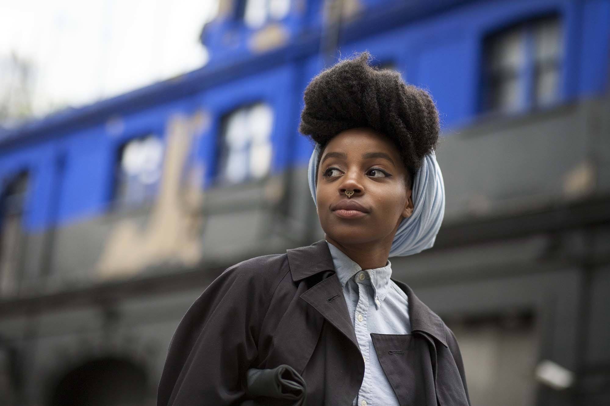 modelo com um dos penteados para festa de fim de ano para cabelo afro