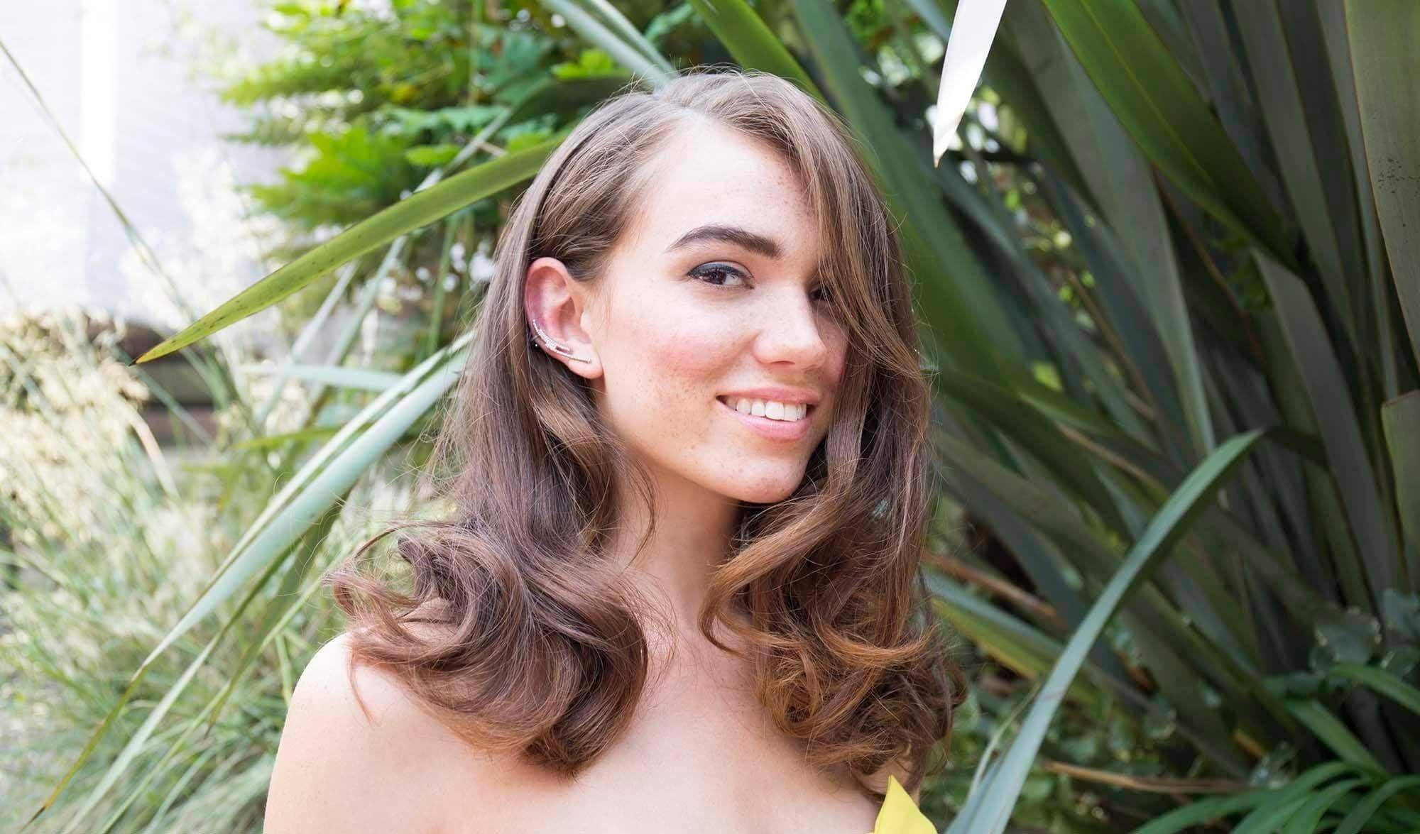 mulher com um dos penteados para formatura 2018