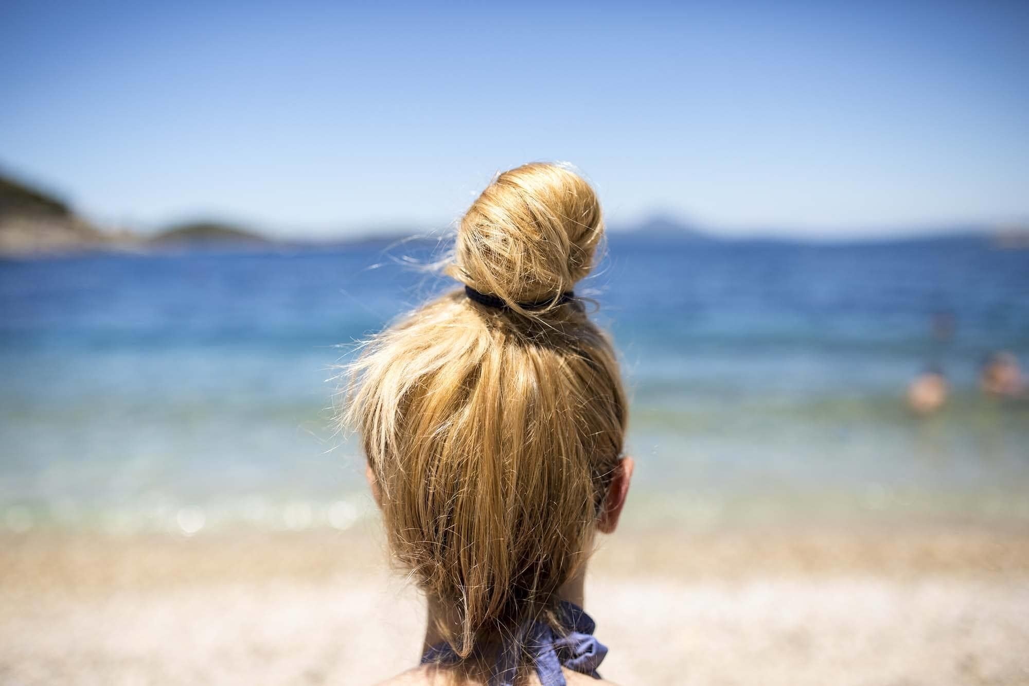 modelo usando um dos penteados para praia 2018
