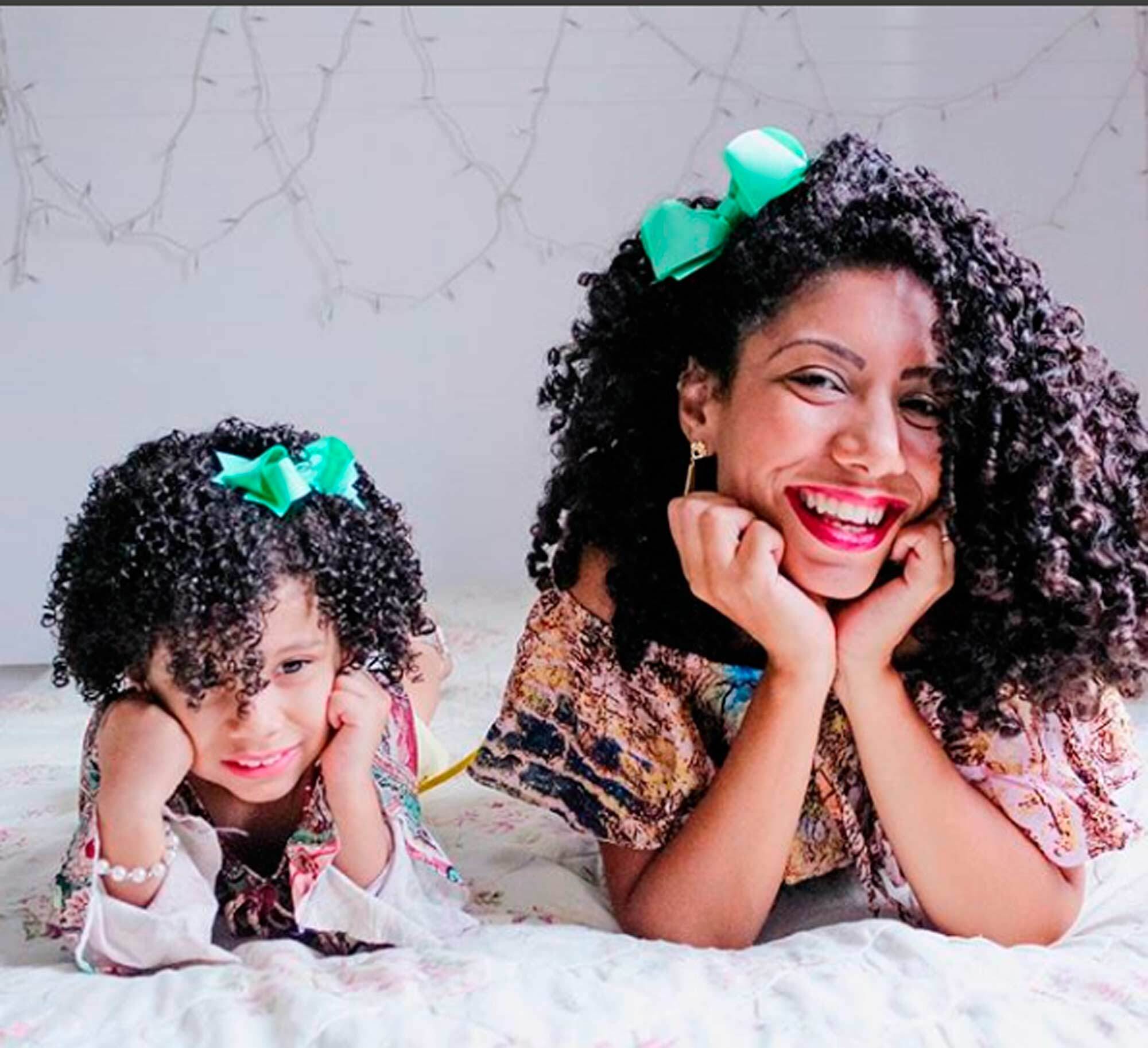 Sandra e a filha com cabelos cacheados
