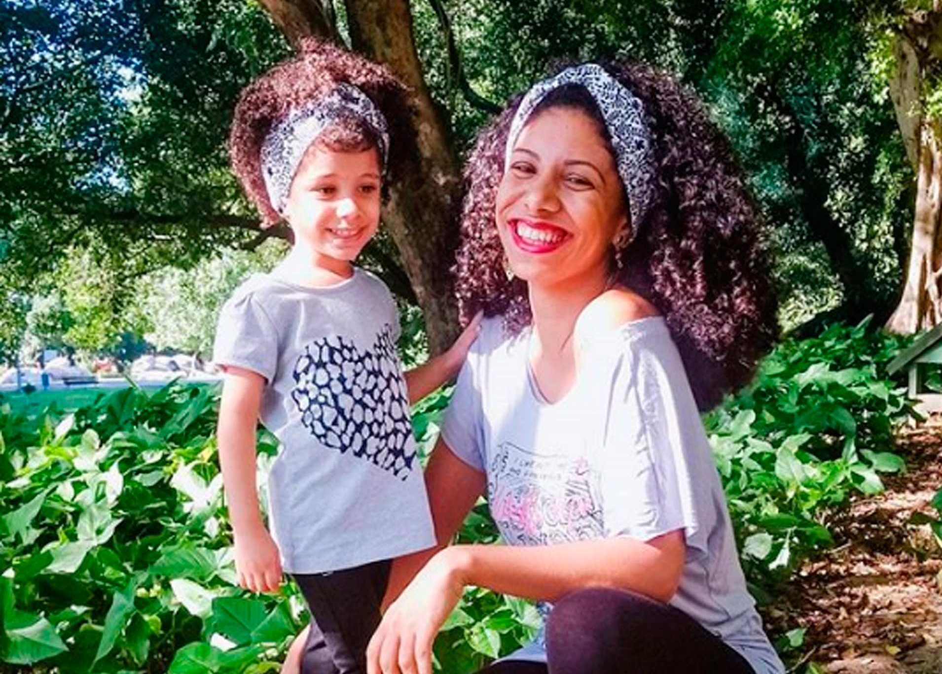 Sandra e a filha com cabelos cacheados