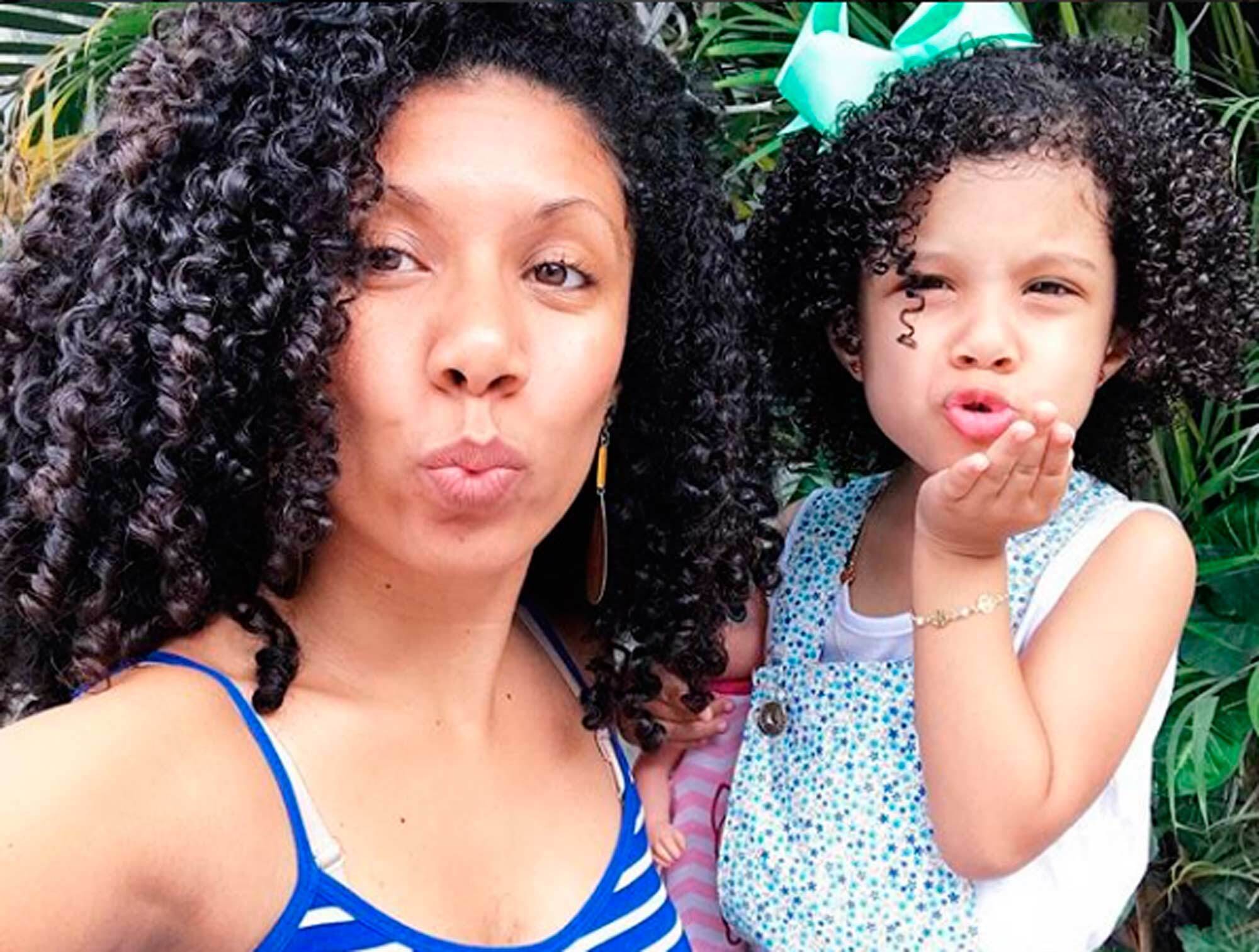 Sandra e a filha com cabelos cacheados