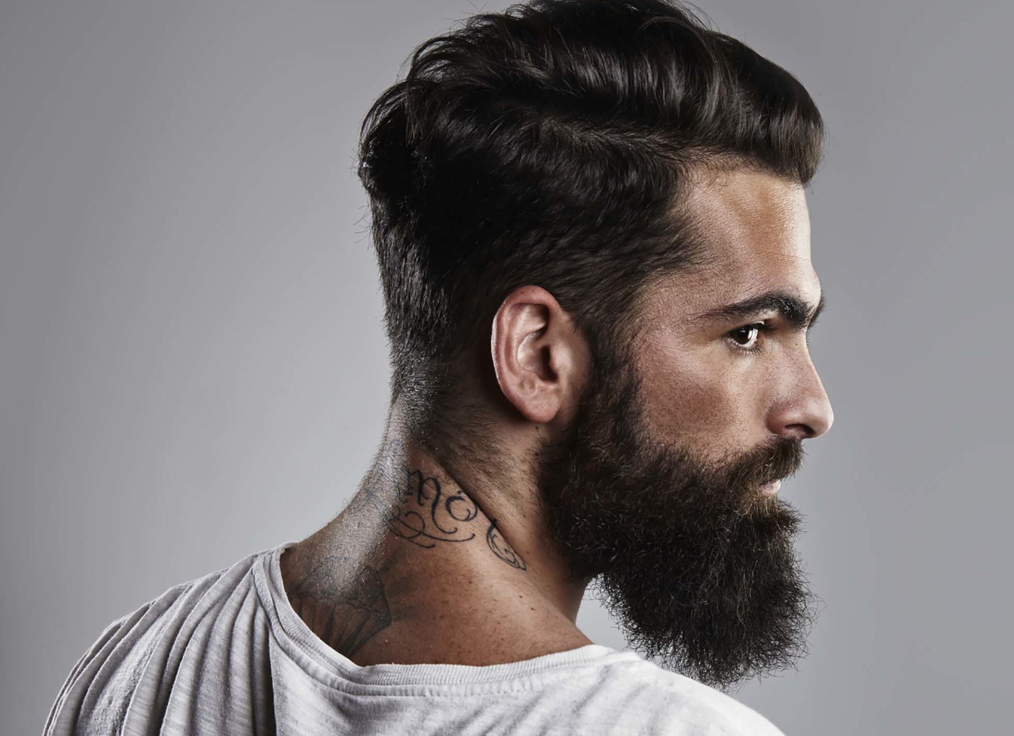 homem mostra que pode ser boa ideia pintar barba e bigode