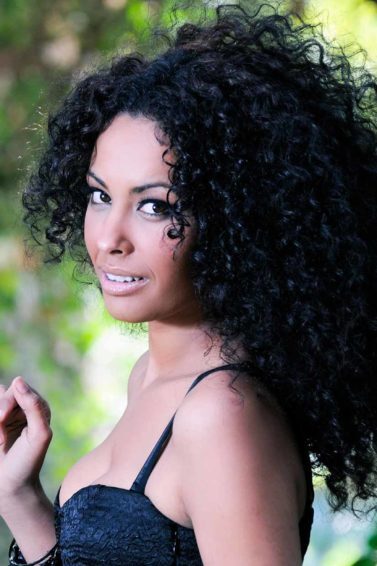 modelo com cabelo com fitagem no cabelo crespo preto