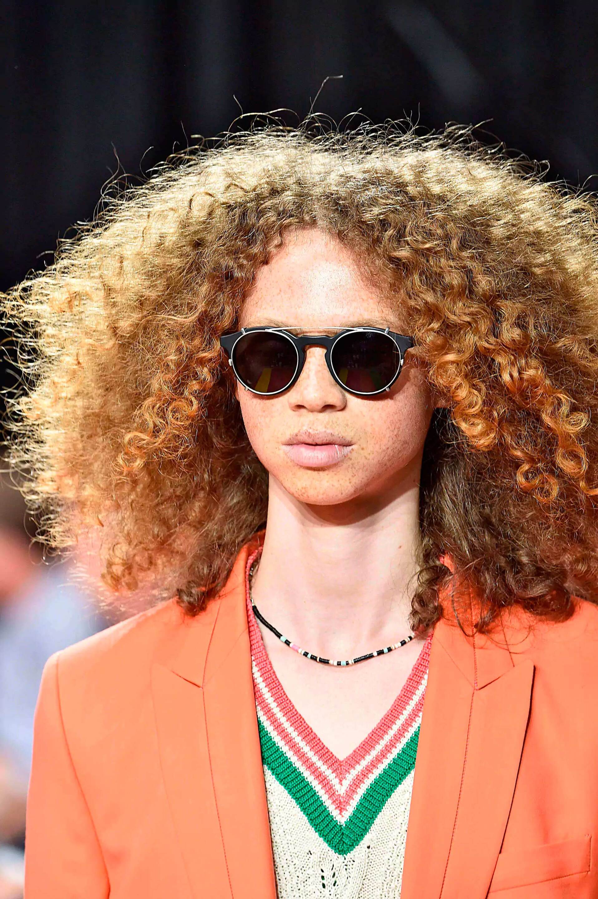 modelo com cabelo cacheado pela técnica fitagem no cabelo cacheado masculino