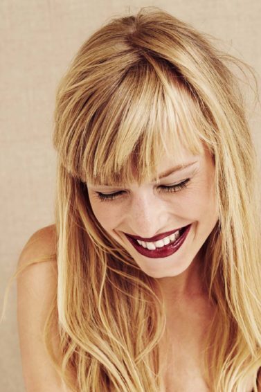 modelo branca com cabelo liso loiro