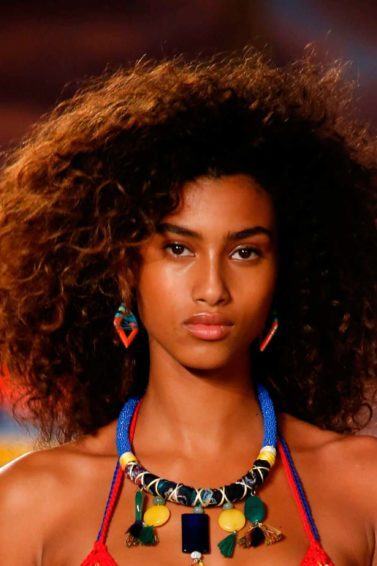 modelo com hidratação no cabelo crespo volumoso
