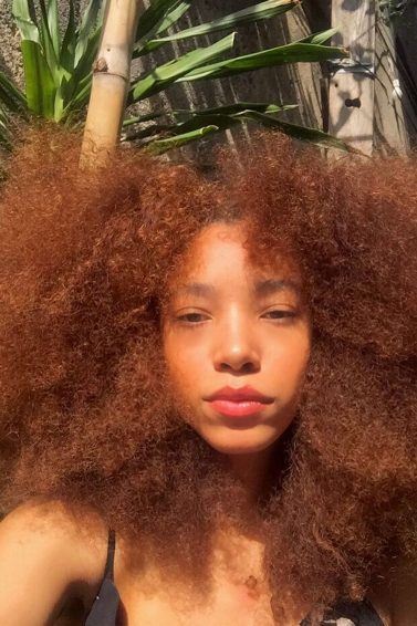 Mulher de cabelo crespo vermelho
