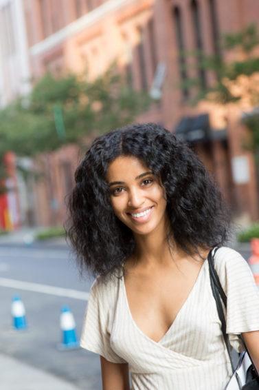 Mulher usa cabelo partido ao meio, numa rua de Nova York